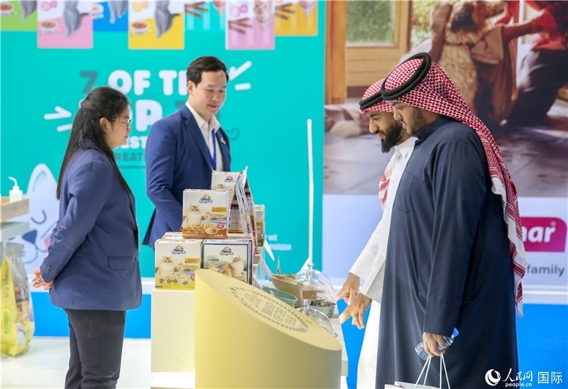 圖為當(dāng)?shù)乜蜕淘谥袊?guó)企業(yè)展位前參觀，塔里克·易卜拉欣攝 (2)