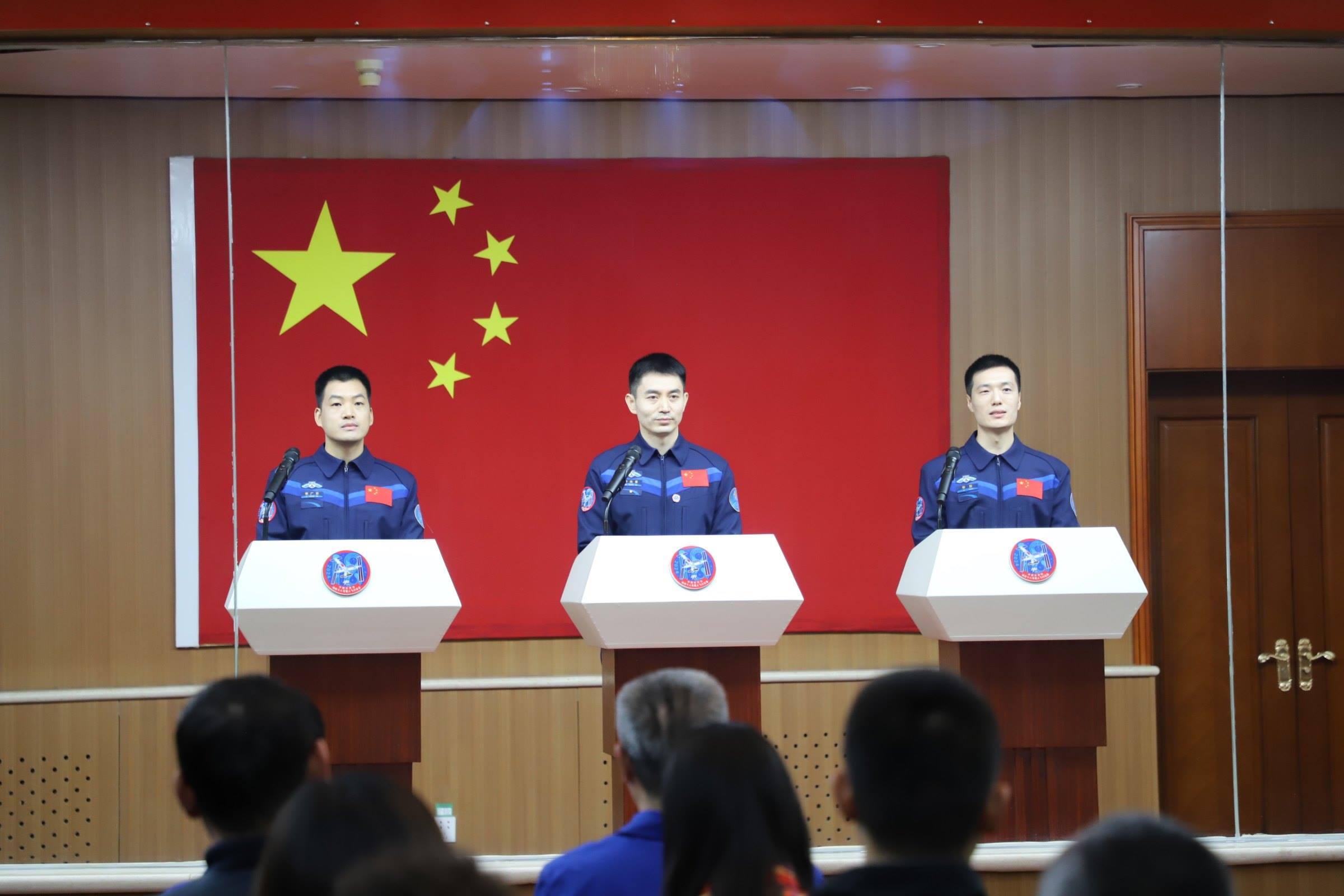 神舟十八號航天員與中外媒體記者集體見面。人民網(wǎng)記者 黃帆攝