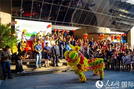 巴西民眾在里約天文館前觀看舞獅表演。四川省文化和旅游廳供圖。