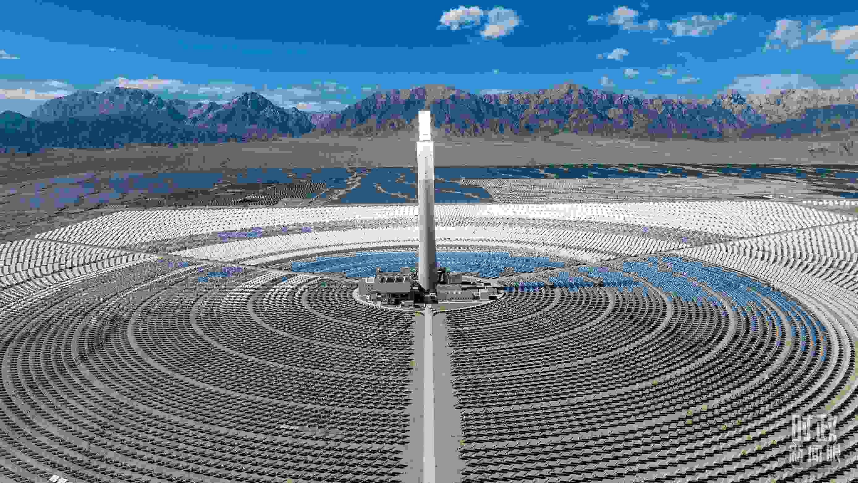△青海海西德令哈塔式熔鹽儲能光熱發(fā)電廠。（圖/視覺中國）