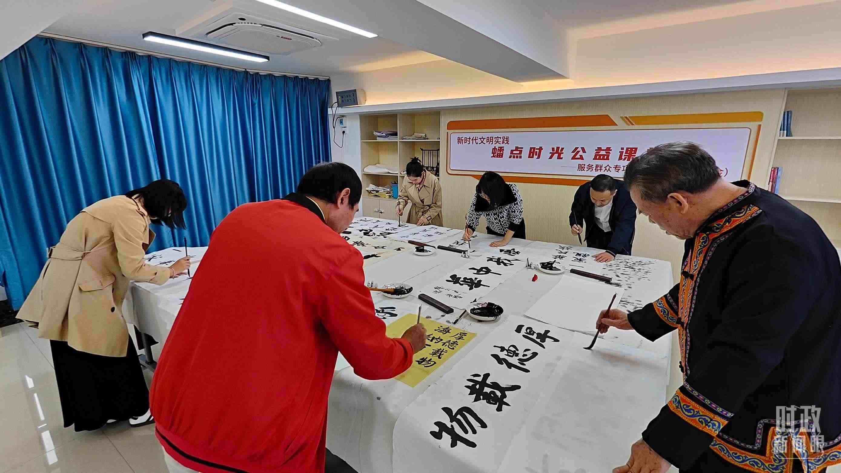△廣西南寧市多民族社區(qū)——盤龍社區(qū)居民練習(xí)書法。（總臺央視記者楊立峰拍攝）