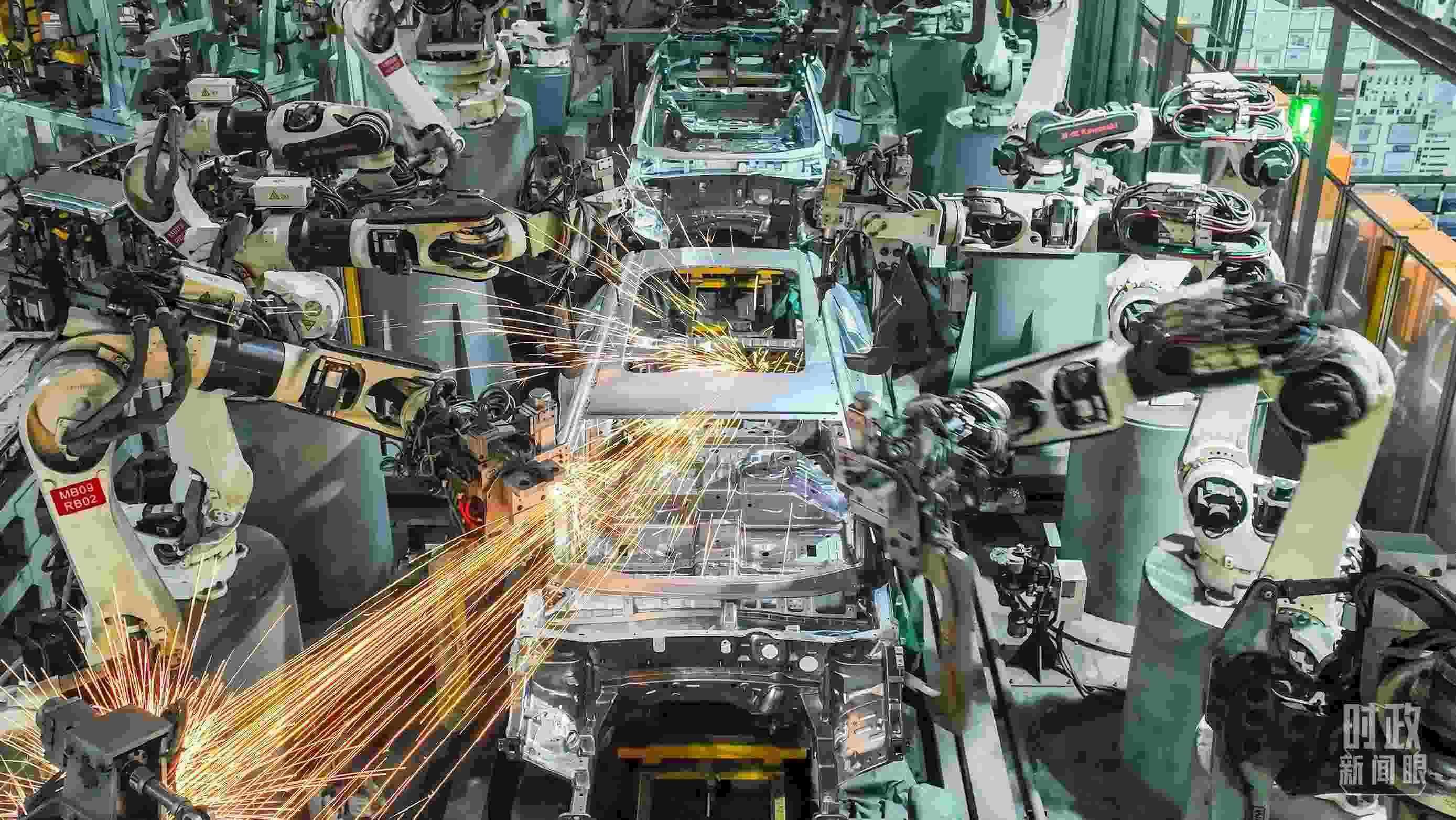  △2024年4月，重慶兩江新區(qū)的一家汽車制造企業(yè)，生產(chǎn)一派繁忙。（圖/視覺中國）