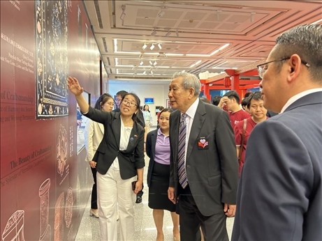 工作人員為泰國(guó)前副總理、泰中文化促進(jìn)委員會(huì)主席披尼講解展覽內(nèi)容。中國(guó)駐泰國(guó)大使館供圖