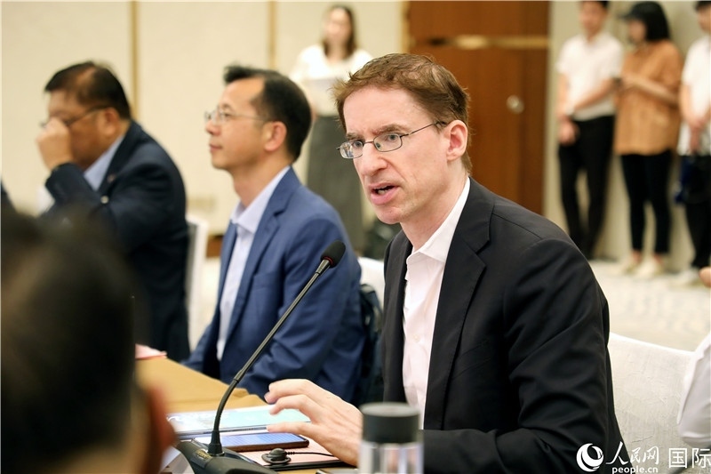 德國(guó)駐廣州總領(lǐng)事魯彥在產(chǎn)業(yè)對(duì)接會(huì)上發(fā)言。人民網(wǎng)記者趙益普攝