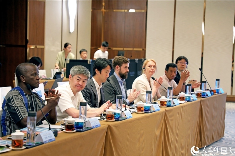 參加產(chǎn)業(yè)對(duì)接會(huì)的各國(guó)駐華使節(jié)。人民網(wǎng)記者趙益普攝