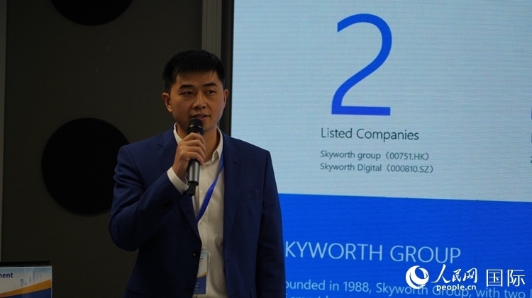 創(chuàng)維南非綠能公司總經(jīng)理倪亮介紹創(chuàng)維的破圈之路。人民網(wǎng) 劉暢攝