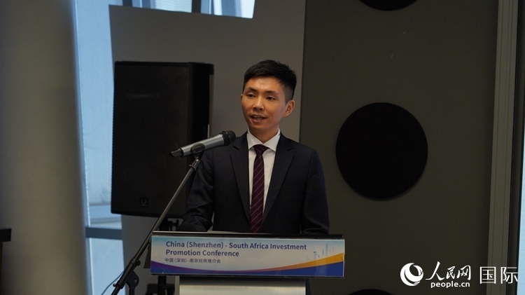 深圳市黃金珠寶首飾行業(yè)協(xié)會副會長李澤鋒介紹深圳市黃金珠寶產(chǎn)業(yè)發(fā)展情況。人民網(wǎng) 劉暢攝