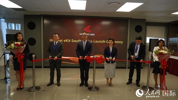 嘉賓出席華為分銷子品牌坤靈出海南非剪彩儀式。 人民網(wǎng) 劉暢攝