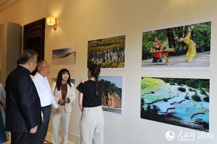 四川省文化和旅游廳副廳長(zhǎng)王成平、墨西哥松林文化中心展覽部主任盧西亞·恩里克斯·岡薩雷斯·薩拉維亞、墨西哥中國(guó)文化中心主任石岳文參觀圖片展。拍攝者為墨西哥分社外籍雇員埃內(nèi)斯托·多明戈斯