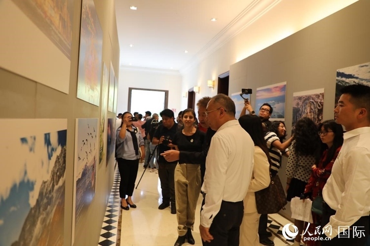 參觀者在圖片展活動(dòng)現(xiàn)場(chǎng)。拍攝者為墨西哥分社外籍雇員埃內(nèi)斯托·多明戈斯