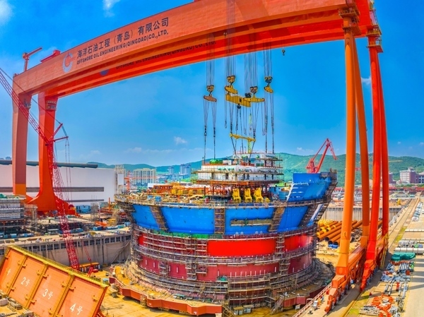 “?？惶枴蓖ㄟ^雙龍門吊進行總裝。侯憲鵬攝