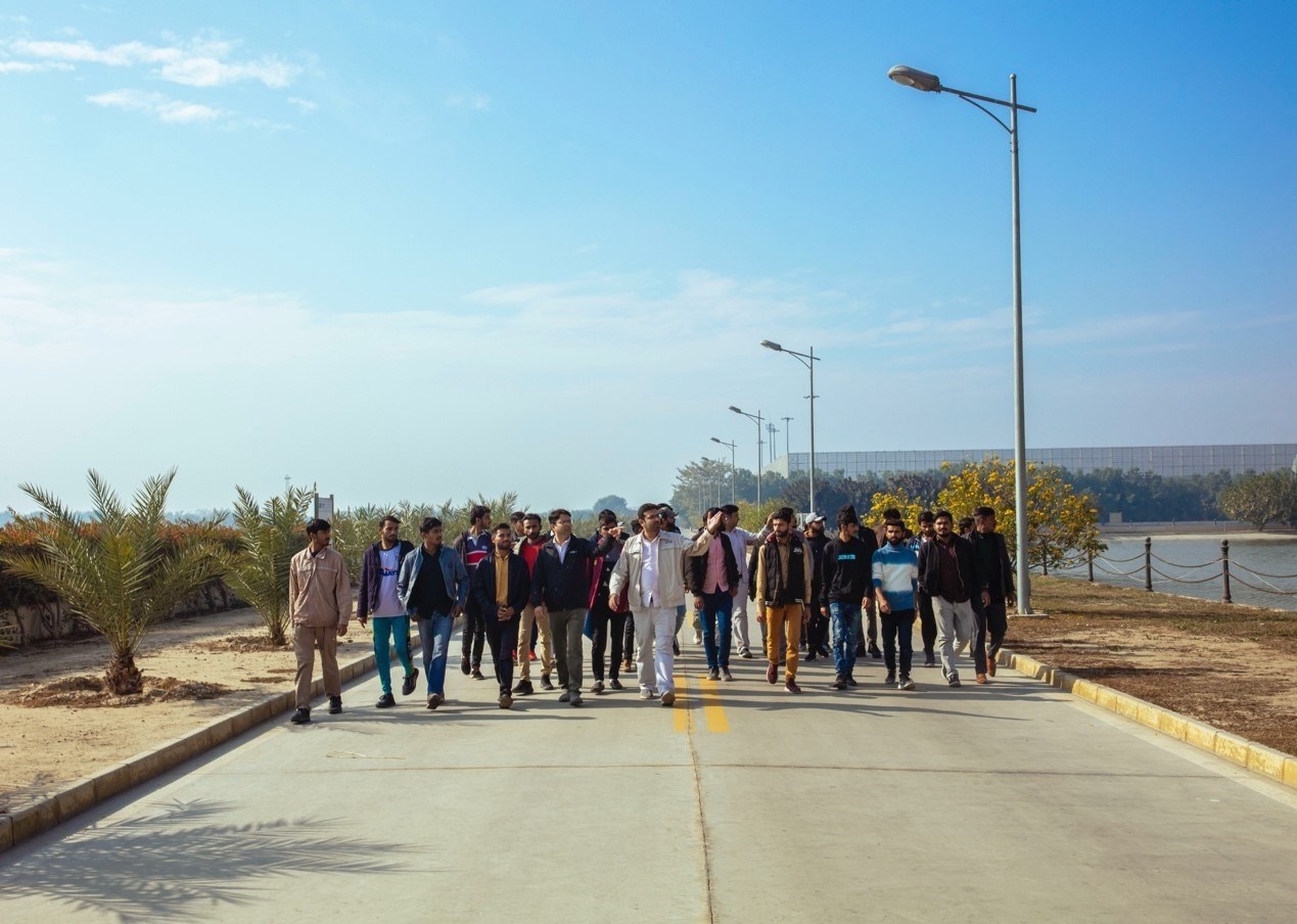 職業(yè)技校學(xué)員參觀中巴經(jīng)濟走廊薩希瓦爾電站。中國華能薩希瓦爾電站 供圖