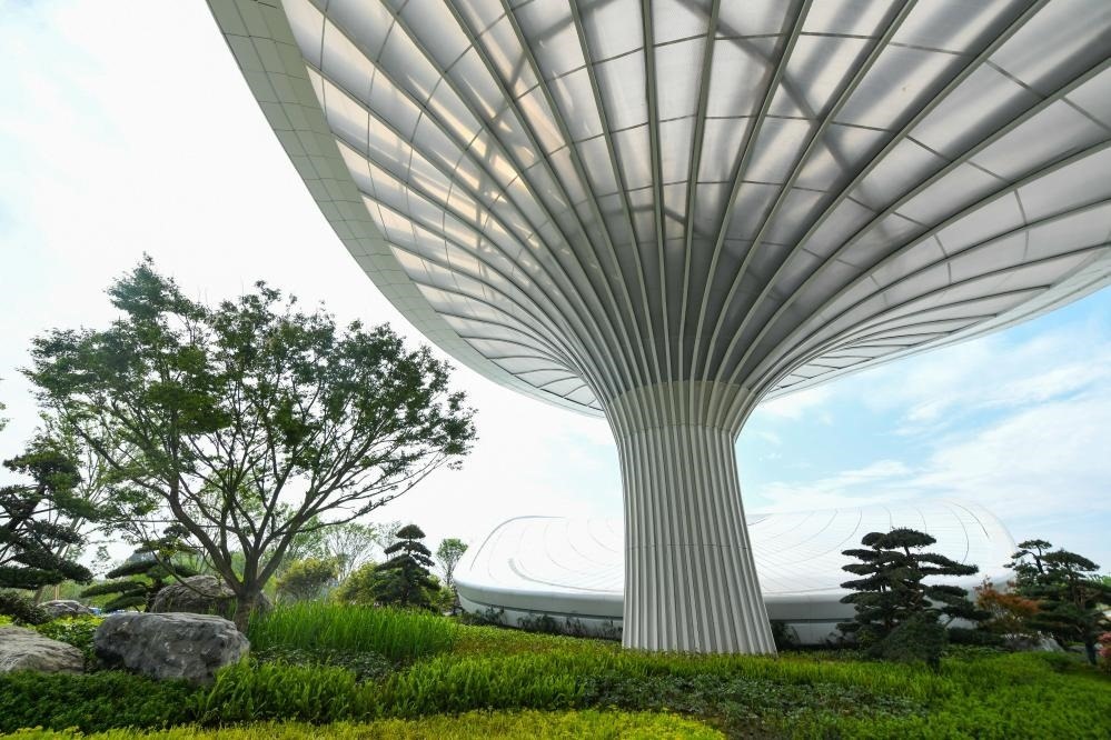 這是2024年4月22日拍攝的成都世園會主會場入口處的“芙蓉花”底部，它兼具收集雨水、循環(huán)利用的功能。新華社記者 王曦 攝