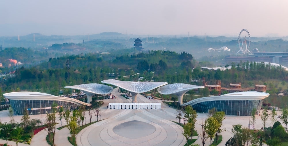 這是成都世園會主會場入口（無人機(jī)照片，2024年4月14日攝）。新華社記者 江宏景 攝