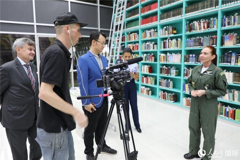 巴西高等防務(wù)學(xué)院院長卡拉·利里奧·馬丁斯接受了人民網(wǎng)的視頻采訪。 人民網(wǎng)記者 陳一鳴攝