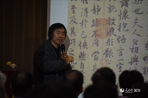 國家畫院王東聲教授介紹中國書法作品。人民網記者 殷淼攝