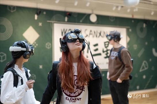 體驗三星堆VR文化。中國駐瑞典大使館供圖