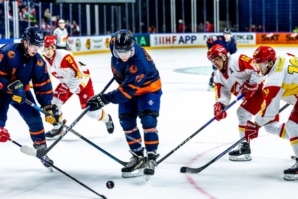 雙方球員爭搶。圖片來源：國際冰聯(lián)