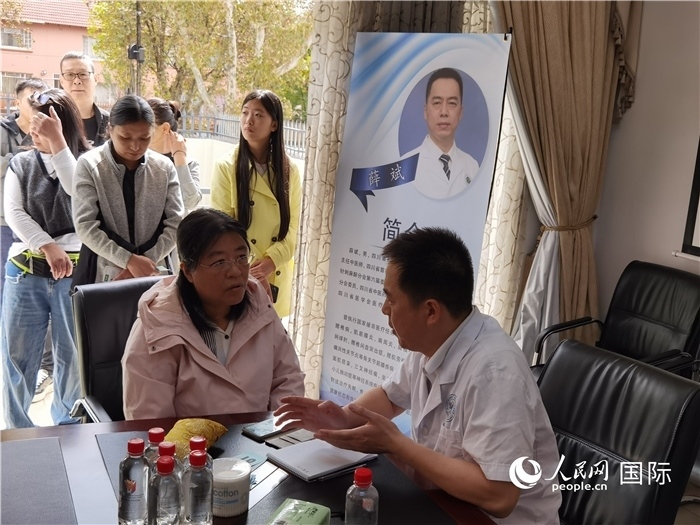 中醫(yī)專家為當?shù)厝A僑華人提供中醫(yī)咨詢和診療服務(wù)。 （本報記者 楊謳 攝）