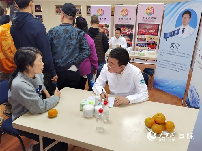 中醫(yī)專家為當?shù)厝A僑華人提供中醫(yī)咨詢和診療服務(wù)。 （本報記者 楊謳 攝）