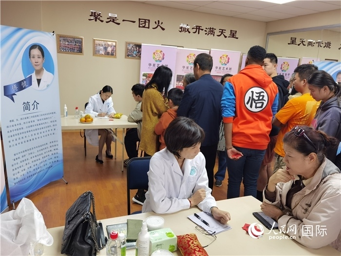 中醫(yī)專家為當?shù)厝A僑華人提供中醫(yī)咨詢和診療服務(wù)。 （本報記者 楊謳 攝）