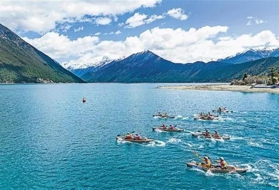 2024年4月20日，2024年巴松措國(guó)際漂流公開(kāi)賽的選手在比賽中。 新華社記者 孫非攝