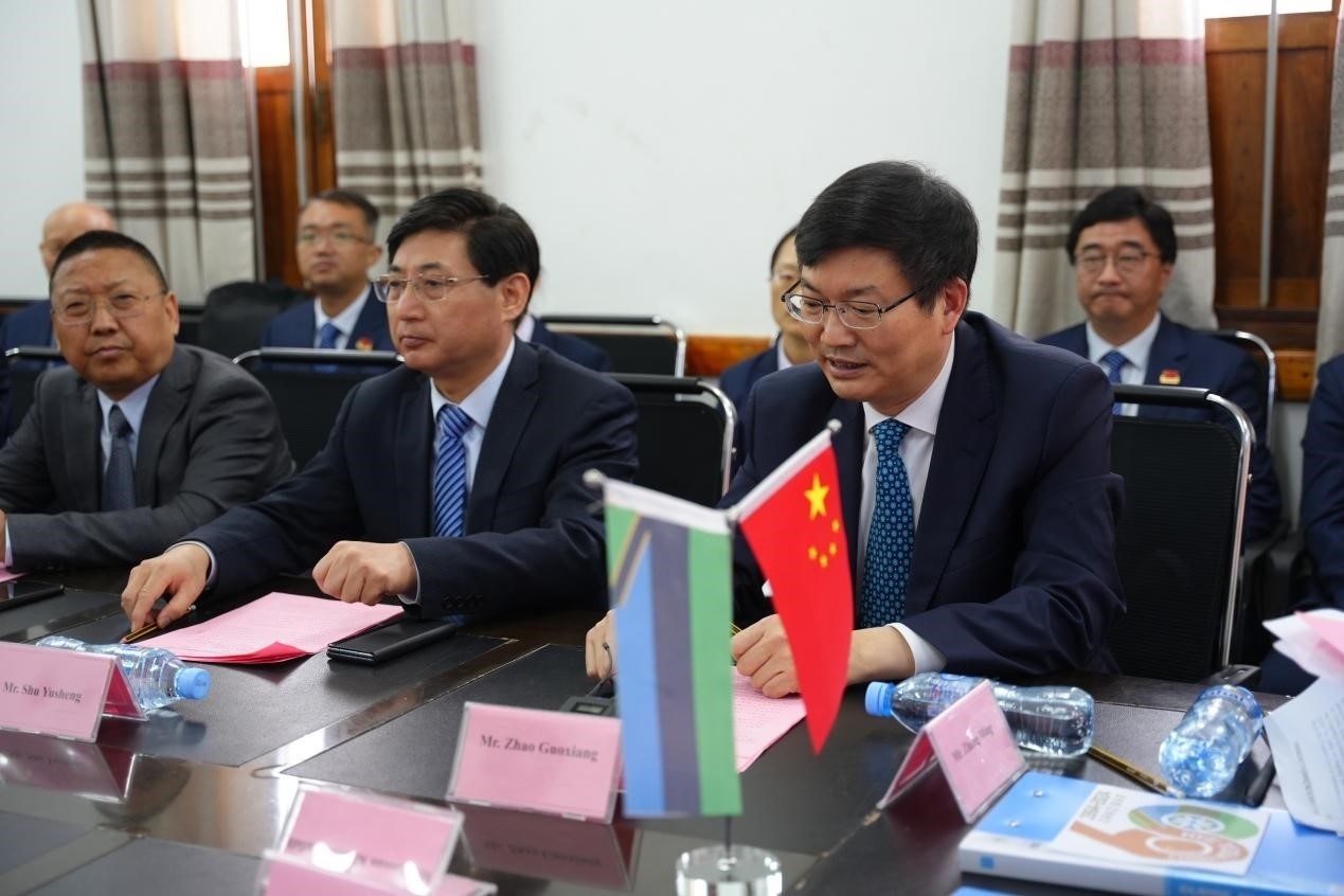 揚(yáng)州市衛(wèi)健委黨委書記趙國(guó)祥在衛(wèi)生部捐贈(zèng)儀式上發(fā)言。中國(guó)援桑醫(yī)療隊(duì)供圖