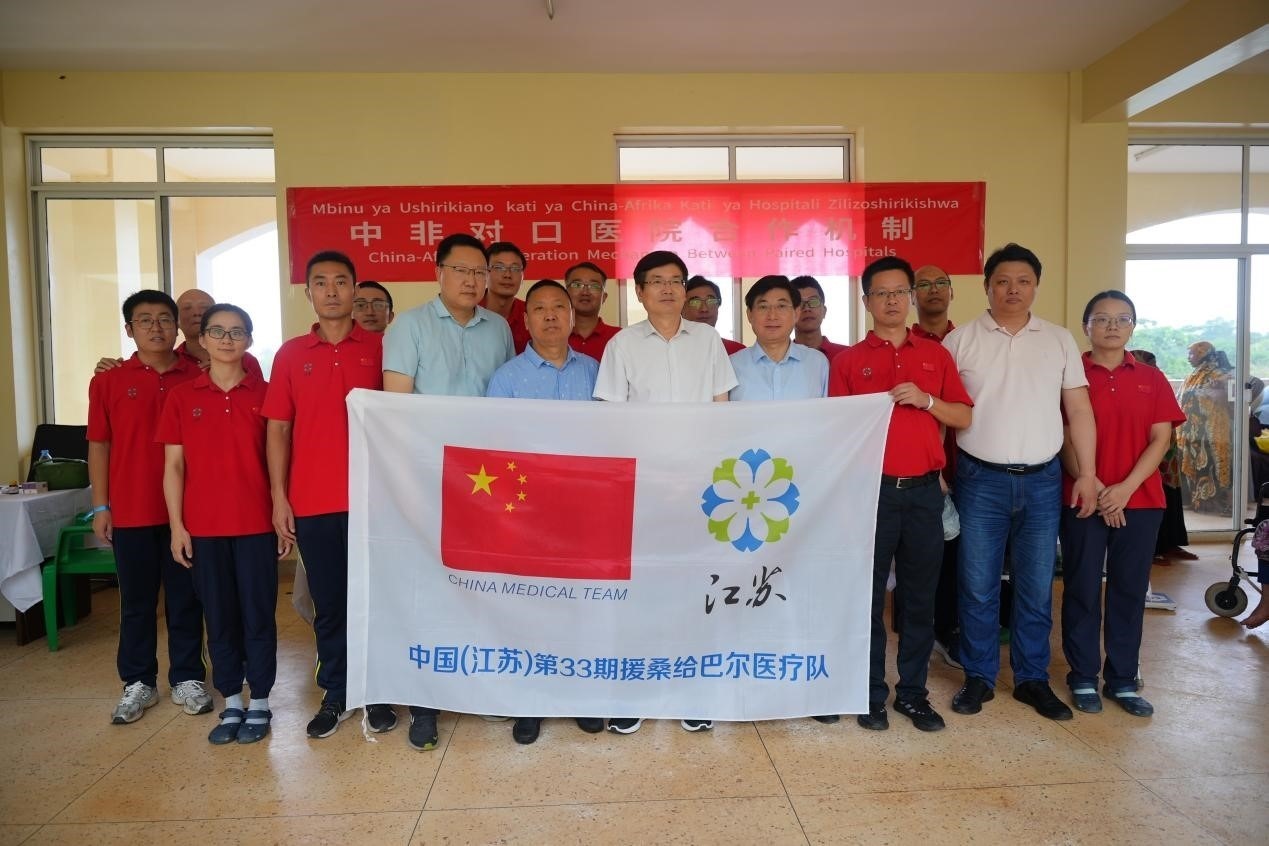 揚(yáng)州市衛(wèi)健系統(tǒng)代表團(tuán)和醫(yī)療隊(duì)在義診現(xiàn)場(chǎng)合影。中國(guó)援桑醫(yī)療隊(duì)供圖