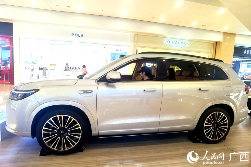  消費者在試駕汽車。人民網(wǎng)記者 陳燕攝