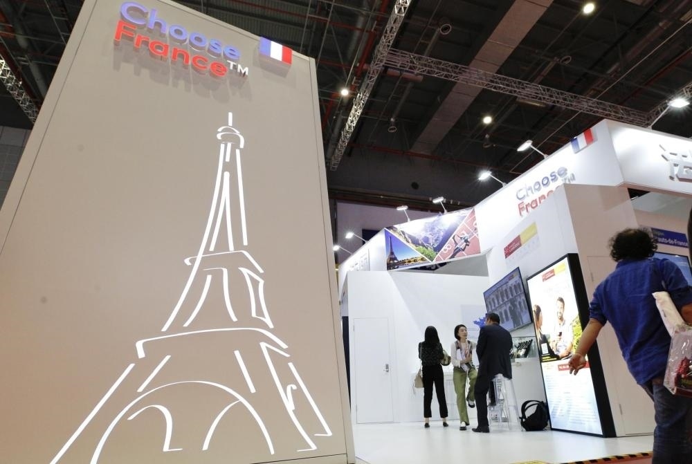 2019年11月5日，第二屆中國國際進(jìn)口博覽會在上海國家會展中心開幕。這是參觀者走過法國國家館。新華社記者 張玉薇 攝