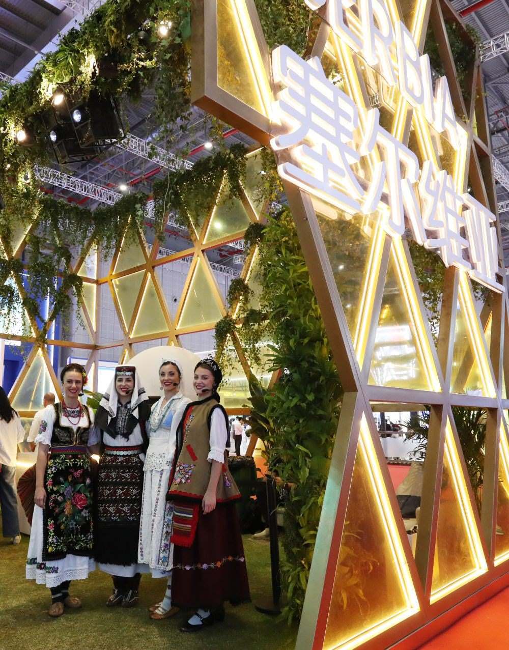 2023年11月6日，身著傳統(tǒng)服飾的演職人員在上海進(jìn)博會國家展塞爾維亞展臺迎接參觀者。第六屆進(jìn)博會國家展全面恢復(fù)線下舉辦，洪都拉斯、塞爾維亞、越南、南非、哈薩克斯坦作為本屆進(jìn)博會主賓國在國家展亮相。新華社記者 方喆 攝