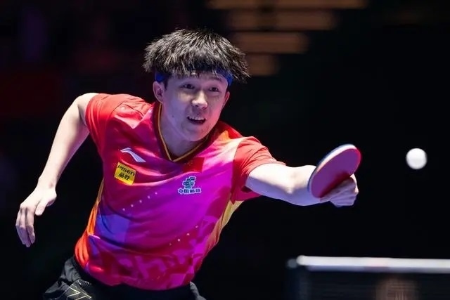 2024年4月15日，王楚欽在澳門世界杯比賽中回球。新華社記者 張金加攝