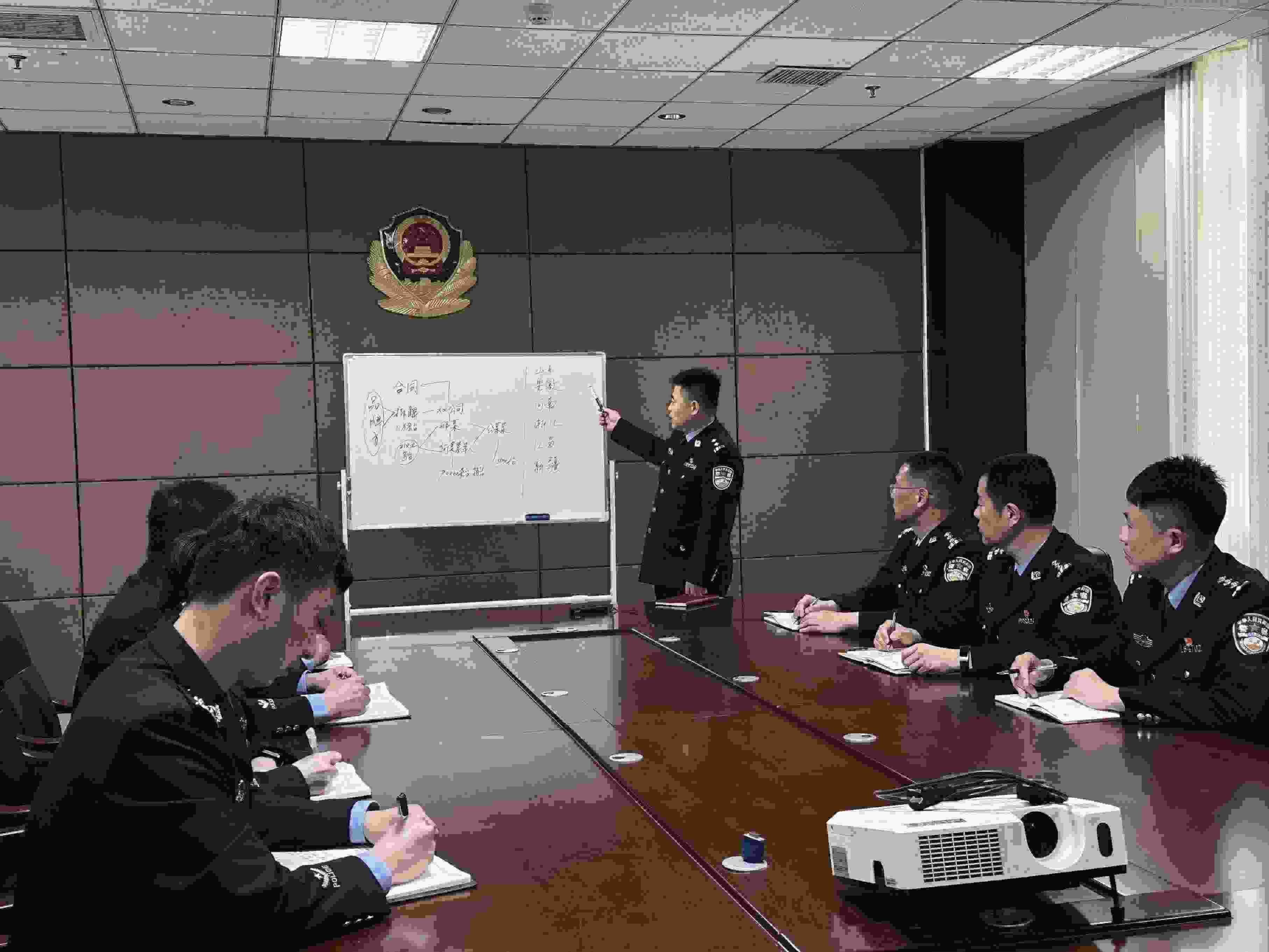 專案組辦案民警介紹案情。人民網(wǎng)記者 郝萍攝