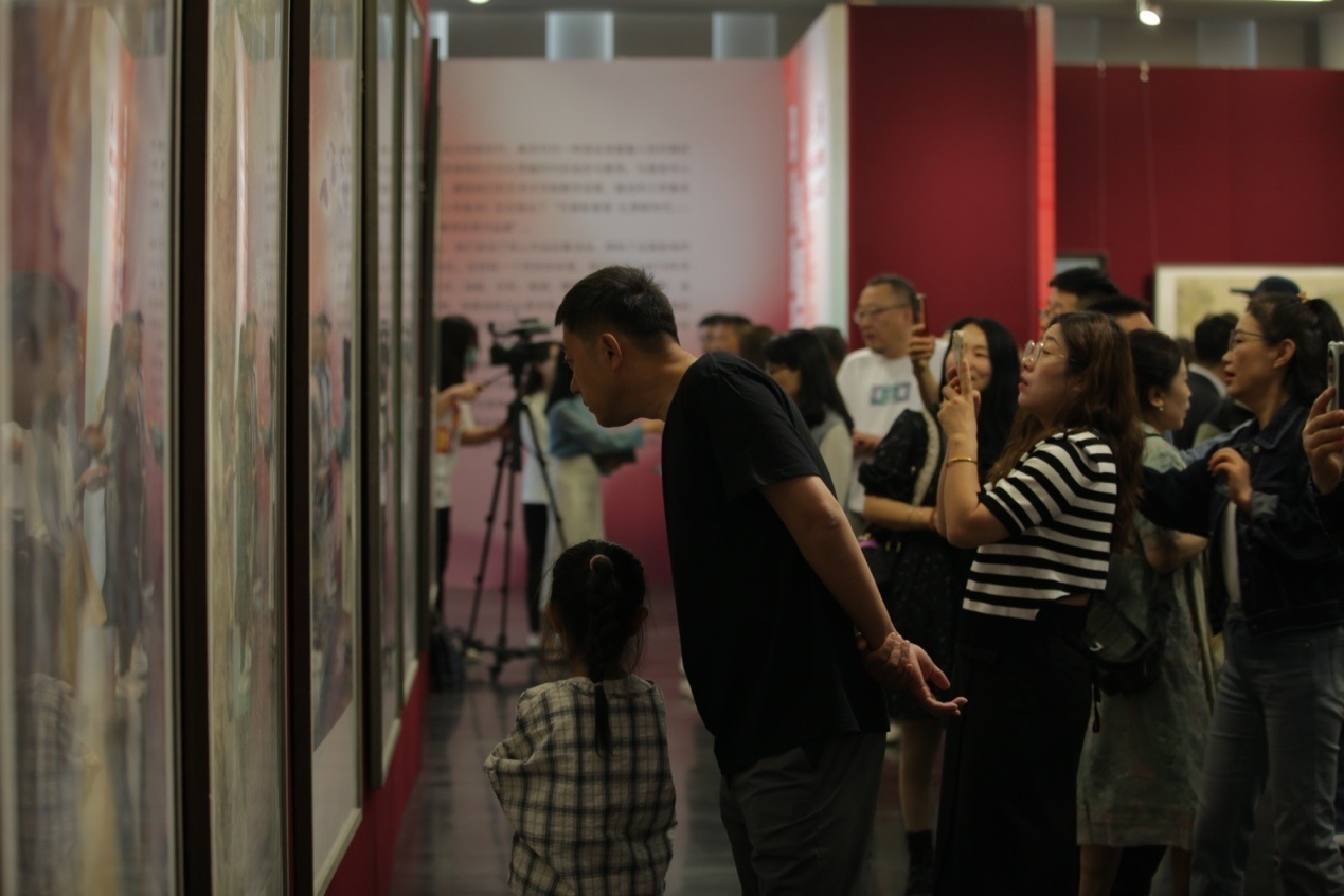 嘉賓及教研員、教師代表參觀展覽。主辦方供圖