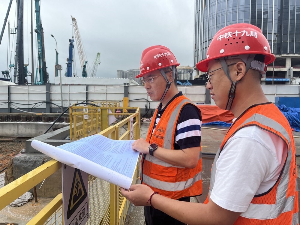 2024年4月26日，深圳市五一勞動獎章獲得者、中鐵十九局軌道公司項目副經(jīng)理夏荔（左）在穗莞深城際鐵路前皇段皇崗口岸站建設現(xiàn)場忙碌。新華社發(fā)