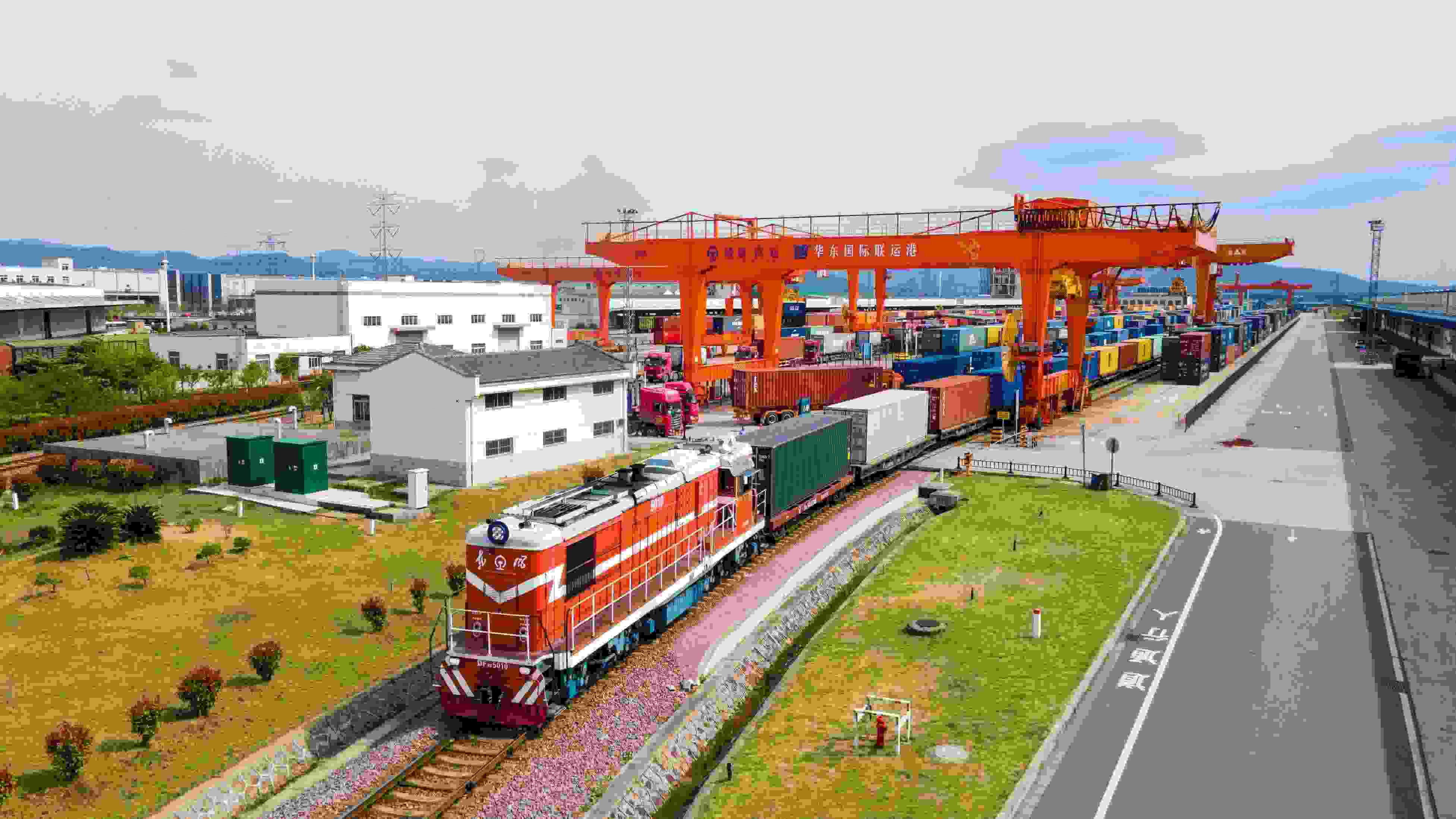 △2024年4月1日，浙江省金華華東國際聯(lián)運(yùn)港，一列中歐班列裝載110個(gè)標(biāo)箱日用百貨、電動(dòng)工具、機(jī)械裝備等貨物從鐵路金華南貨場啟程駛往匈牙利布達(dá)佩斯。