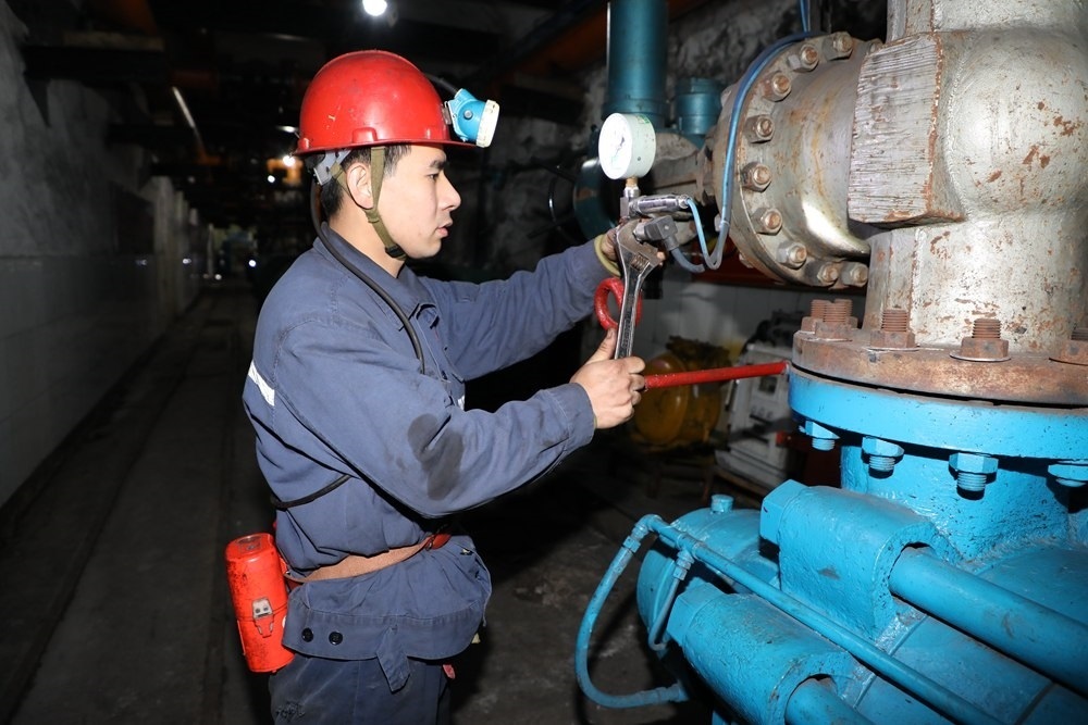 2024年4月30日，冀中能源峰峰集團新屯礦機電區(qū)副區(qū)長顧博在井下泵房檢修水泵。新華社發(fā)