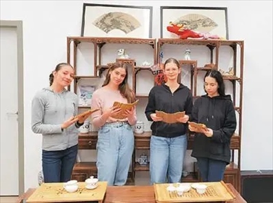 匈中雙語(yǔ)學(xué)校的學(xué)生胡靈月(左一)、宋智孝(右二)學(xué)習(xí)中國(guó)茶文化。