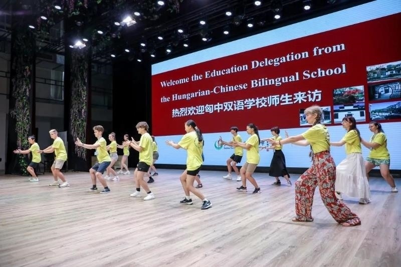 2023年7月，匈牙利匈中雙語(yǔ)學(xué)校師生代表團(tuán)來(lái)到江蘇參加“錦繡江蘇”青年交流項(xiàng)目。