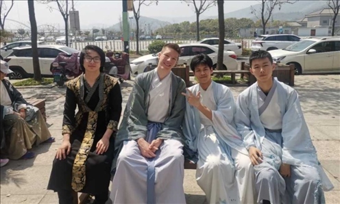 匈牙利學(xué)生與襄陽(yáng)三十六中學(xué)生友好交流。