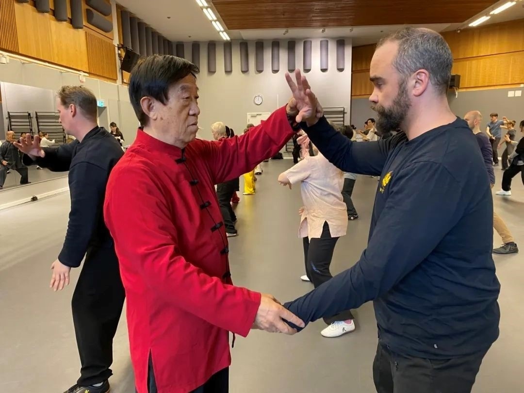 陳正雷老師親自示范指導(dǎo)。斯德哥爾摩中國(guó)文化中心供圖