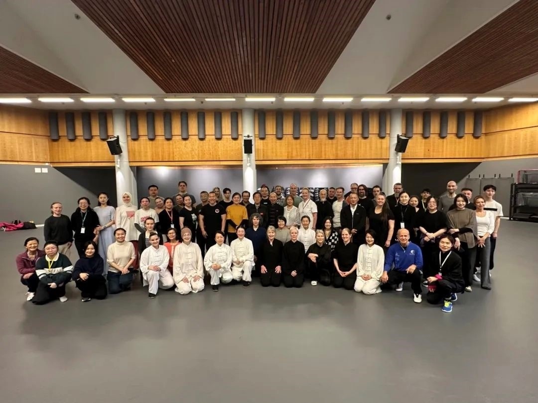 陳正雷老師與培訓(xùn)班全體學(xué)員合影留念。斯德哥爾摩中國(guó)文化中心供圖