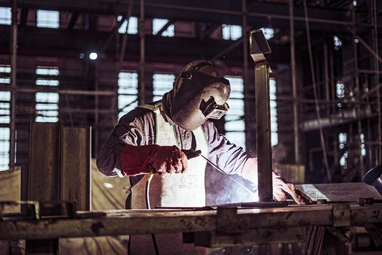 工人在沙特國(guó)王港項(xiàng)目現(xiàn)場(chǎng)進(jìn)行焊接操作。山東電建供圖