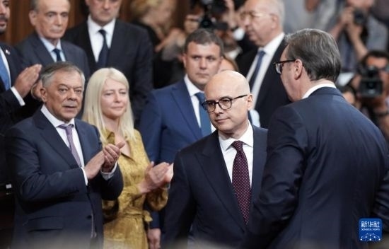  5月2日，在塞爾維亞貝爾格萊德，新一任政府總理武切維奇（中）出席就職儀式。新華社發(fā)（普雷德拉格·米洛薩夫列維奇攝）