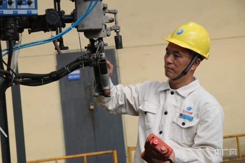 甘榮剛正在檢查焊接設備（央廣網(wǎng)記者 劉培俊 攝）