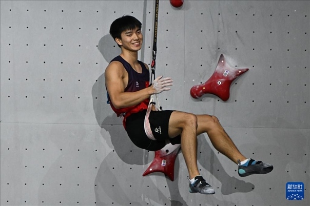 2024年4月13日，在江蘇吳江舉行的2024年國際攀聯(lián)攀巖世界杯（吳江站）男子速度決賽中，中國選手伍鵬獲得冠軍。圖為中國選手伍鵬在決賽后慶祝。新華社發(fā)（王須中攝）