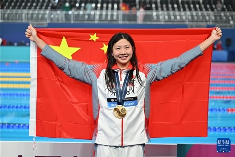 2024年2月13日，2024年世界游泳錦標賽游泳項目女子100米蛙泳決賽在卡塔爾多哈舉行。圖為冠軍中國選手唐錢婷在頒獎儀式后慶祝。新華社記者 薛宇舸 攝