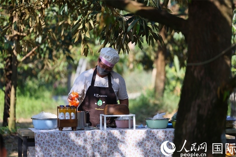 工作人員正在準備特色果汁。人民網(wǎng)記者 白元琪攝