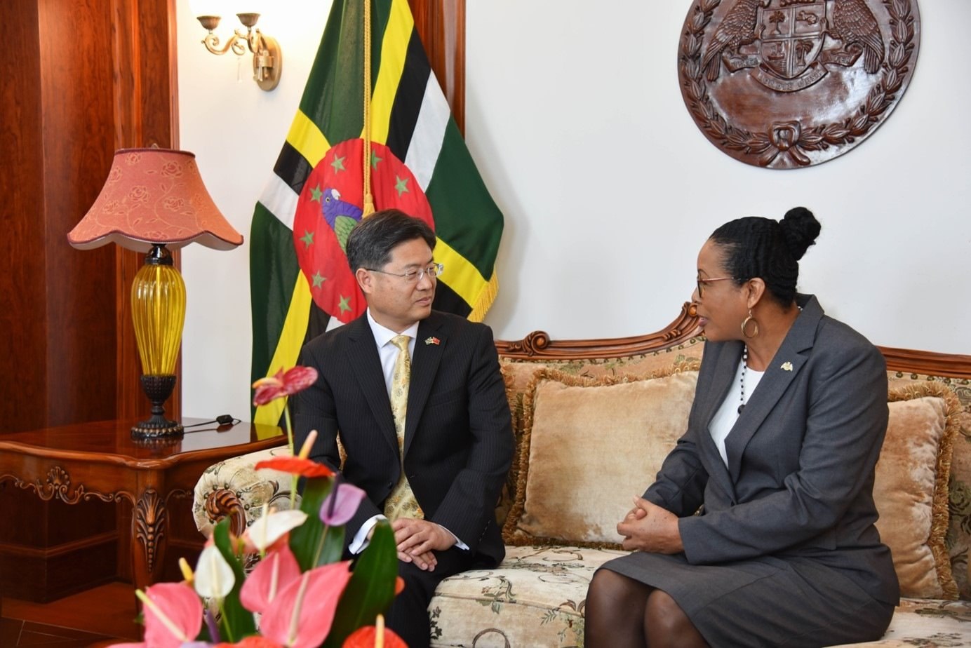 當(dāng)?shù)貢r(shí)間5月3日，中國(guó)新任駐多米尼克大使儲(chǔ)茂明（左）向多總統(tǒng)伯頓遞交國(guó)書(shū)。 中國(guó)駐多米尼克大使館供圖