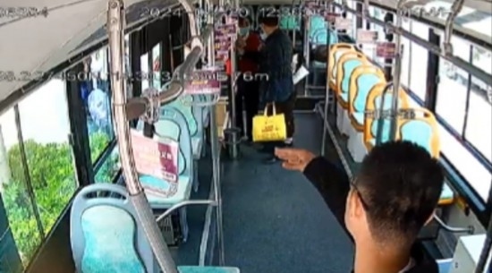 公交車上他一聲大吼！魏杰，好樣的！